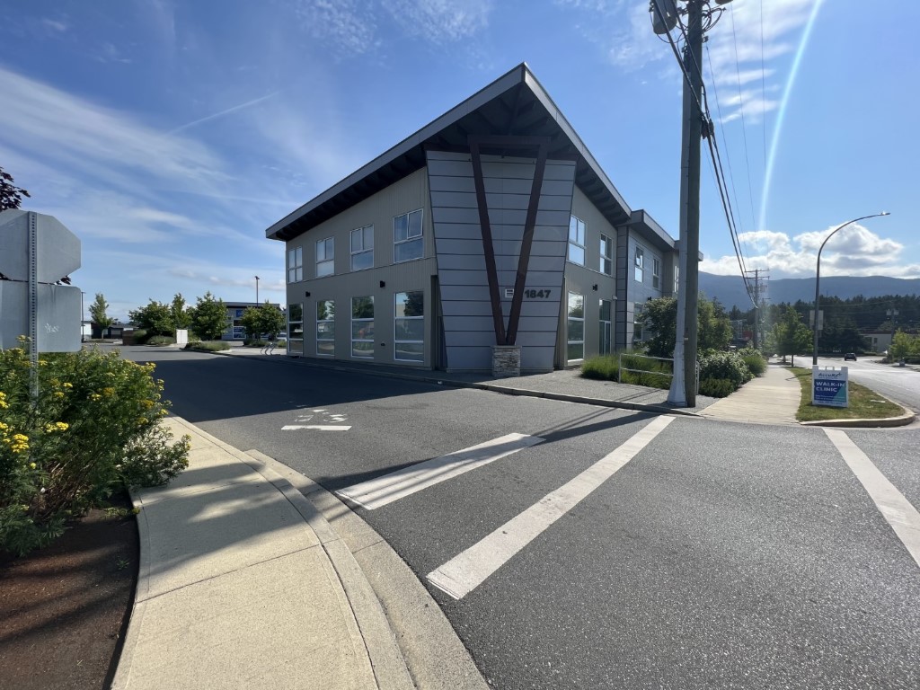 201-1847 Dufferin Crescent