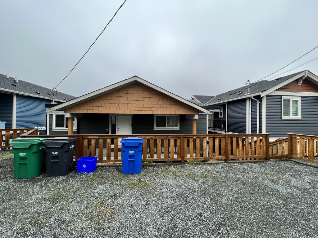 614 Lambert Ave - Upper