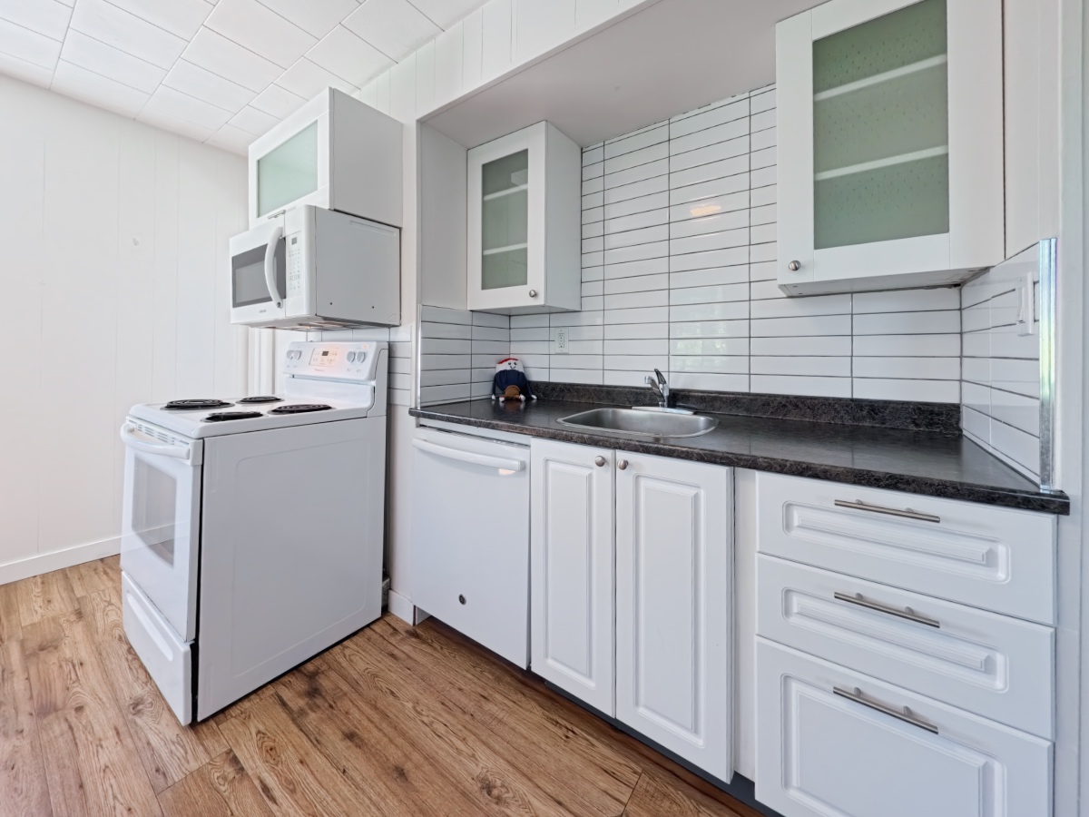 302-110 Esplanade Avenue